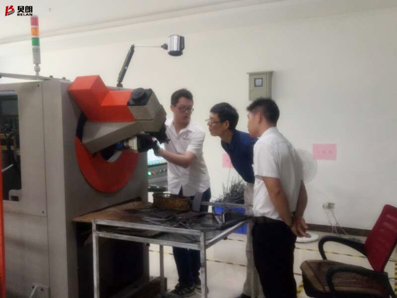佛山客戶來(lái)貝朗看不銹鋼成型機(jī)，現(xiàn)場(chǎng)打樣談合作