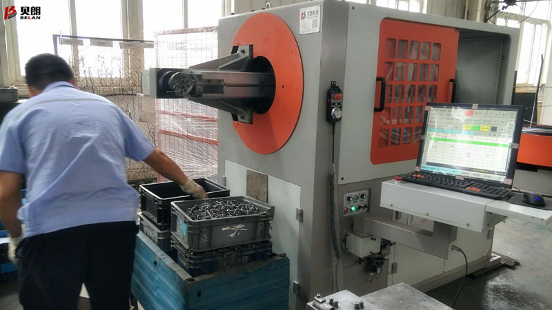 鐵絲彎折機在重慶客戶處健步如飛的生產(chǎn)產(chǎn)品，客戶拍手叫絕