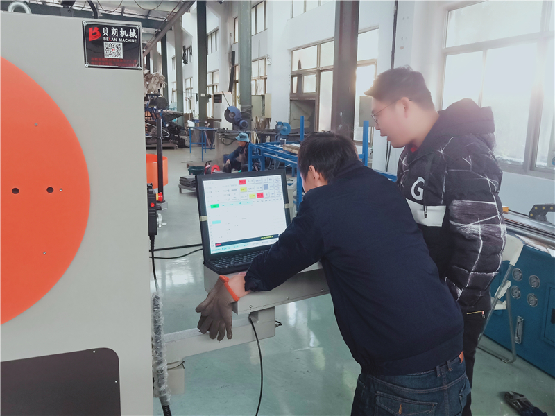 貝朗折彎機數(shù)控在江蘇某客戶處展開培訓(xùn)啦！